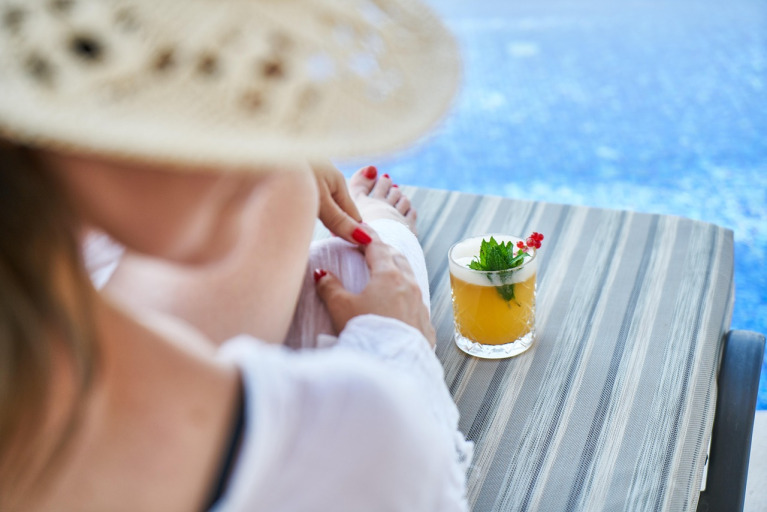 Piscine et détente dans un resort des Caraïbes