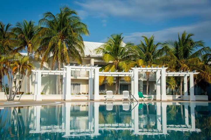 Hôtel tropical avec piscine et palmiers