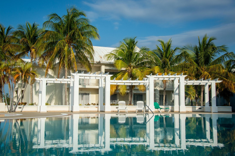 Hôtel tropical avec piscine et palmiers